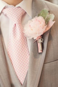 Groom with pink tie and boutonnière